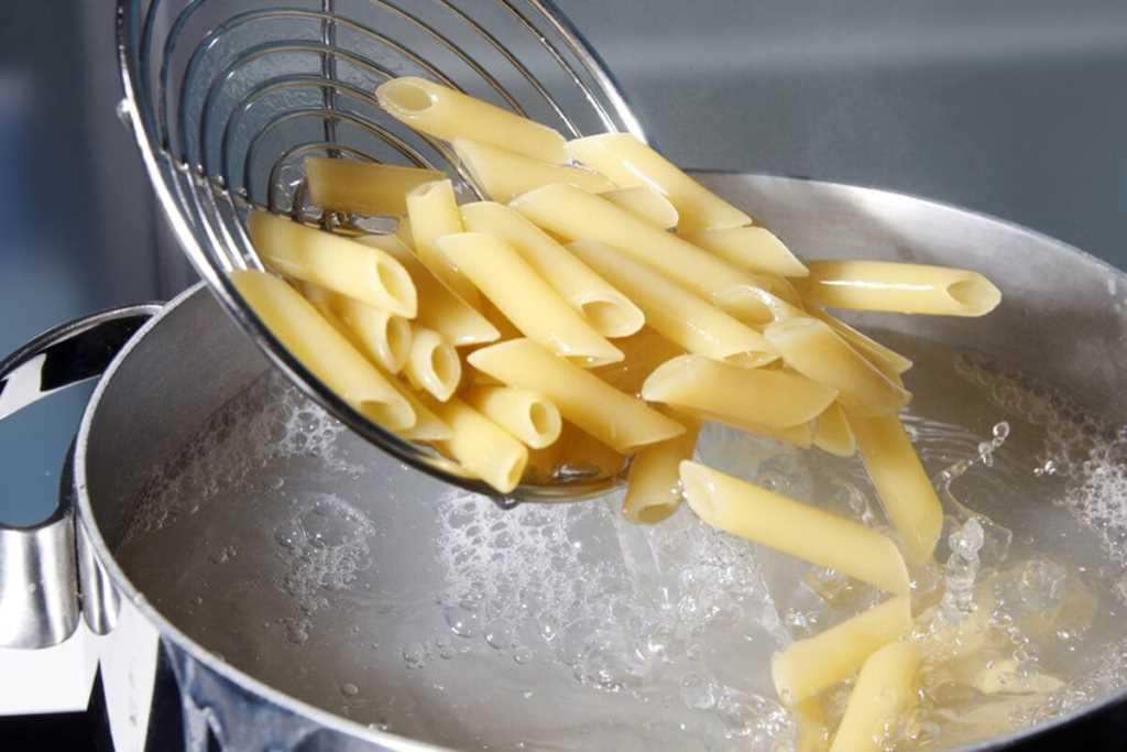 Does salting pasta water add flavor